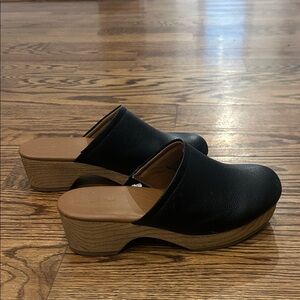 Universal Thread Black and Tan Mules